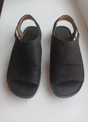 Стильные черные кожаные босоножки сандалии clarks