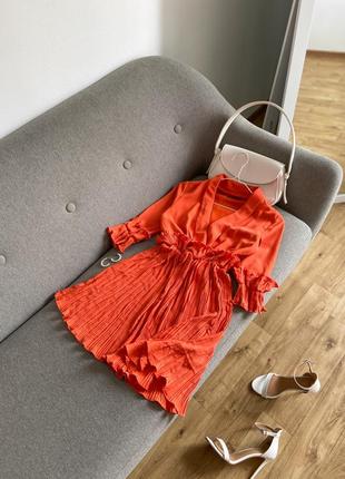 Оранжевое платье мини с элементами плиссе2 фото