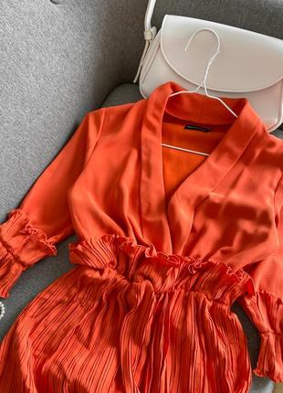 Оранжевое платье мини с элементами плиссе5 фото