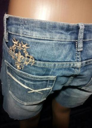 Шорты джинсовые, божья с прорезями спереди.7 фото