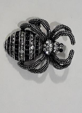 Невелика брошка жук