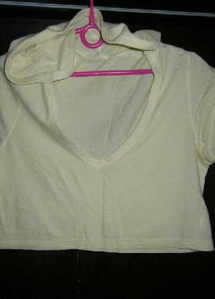 Короткая футболка с капюшоно мp