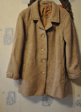 Красивое короткое бежевое шерстяное пальто (шерсть, есть пояс)1 фото