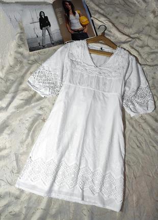 Платье белое с кружевом