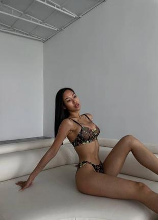 Невероятный комплект женского белья в цветах.