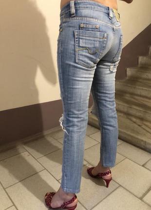 Стильні рвані джинси4 фото
