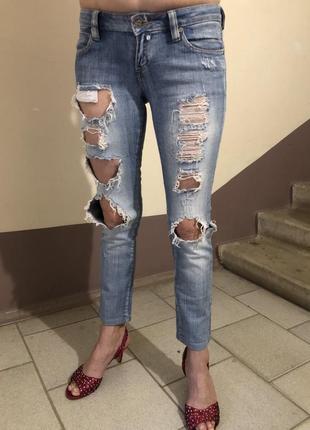 Стильные рваные джинсы1 фото