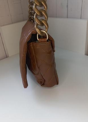 Модна коричнева сумка із золотистим ланцюжком стильна жіноча сумочка 31403 фото