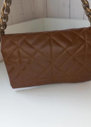 Модна коричнева сумка із золотистим ланцюжком стильна жіноча сумочка 31404 фото