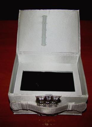 Картонна коробочка у формі валізки, виготовлена тканиною (шкатулка для прикрас)5 фото