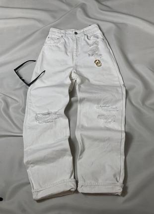 Белые джинсы с рваностями2 фото