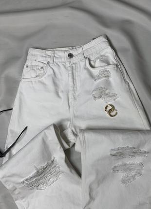 Белые джинсы с рваностями1 фото