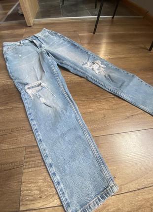 Рваные джинсы с потертостями средняя посадка