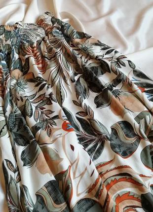 Красива міді спідниця