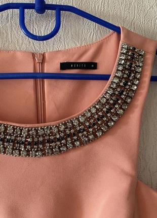 Платье мини футляр по фигуре персикового цвета декор камней персиковое короткое платье mohito3 фото