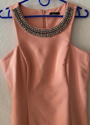Платье мини футляр по фигуре персикового цвета декор камней персиковое короткое платье mohito2 фото