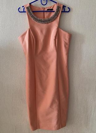 Платье мини футляр по фигуре персикового цвета декор камней персиковое короткое платье mohito6 фото