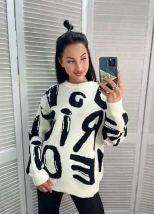 Стильний жіночий светр молочного кольору з чорними написами