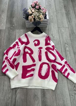Стильний жіночий светр молочного кольору з малиновими написами3 фото
