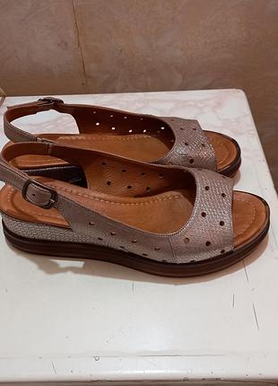 Босоножки кожаные 38 размер