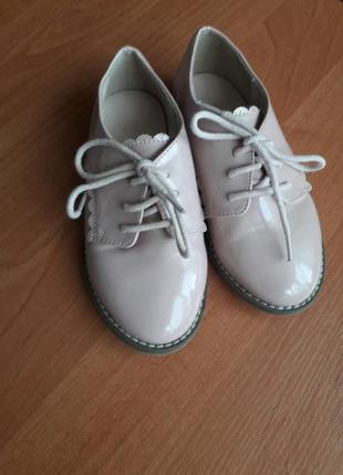 Гарні лаковані туфлі  для маленької дівчинки, 9 розмір.1 фото