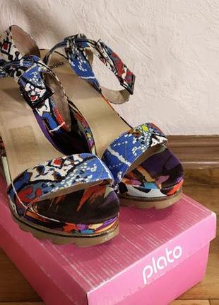 Босоножки на платформе цветные