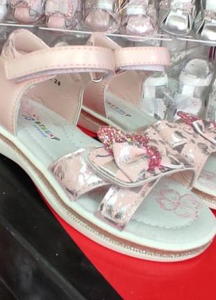 Розовые босоножки сандалии для девочки с пяткой зайцы6 фото