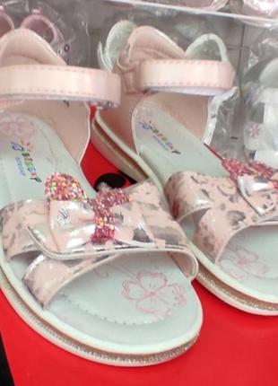 Розовые босоножки сандалии для девочки с пяткой зайцы8 фото