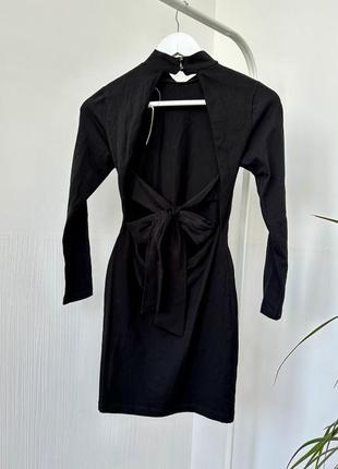 Черное хлопковое платье мини с открытой спиной и длинными рукавами1 фото