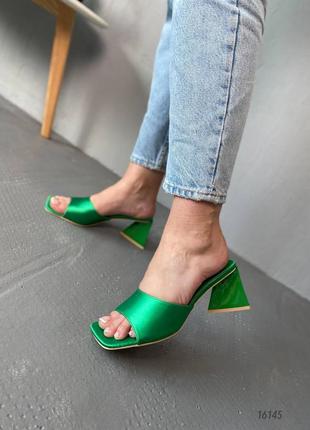 Женские шлепанцы на каблуке зеленые текстиль2 фото