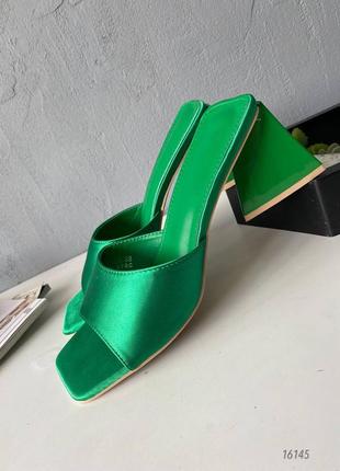Женские шлепанцы на каблуке зеленые текстиль9 фото