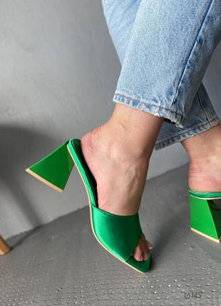 Женские шлепанцы на каблуке зеленые текстиль10 фото