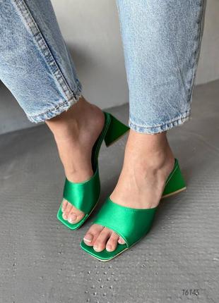 Женские шлепанцы на каблуке зеленые текстиль5 фото