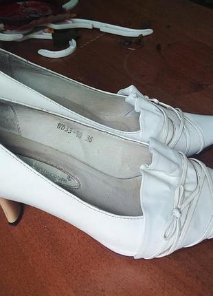 Белые кожанные туфли лодочки