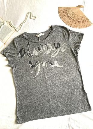Серая стильная легкая футболка с надписью (размер 42-44)
