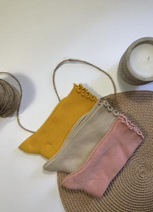 Однотонные носки, высокие, с рюшами3 фото