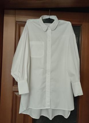 Стильная женская белая рубашка оверсайс бренда stradivarius.3 фото
