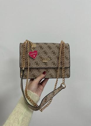 Женская стильная бежевая сумка guess тренд сезона