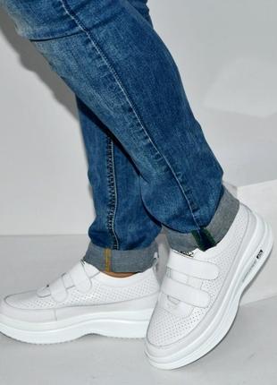 Удобные белые кроссовки из натуральной кожи в дырочку на липучках
, кожаные кеды2 фото