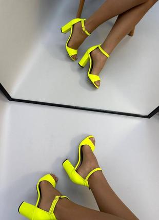 Желтые неоновые босоножки на каблуке натуральная кожа6 фото