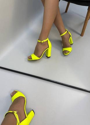 Желтые неоновые босоножки на каблуке натуральная кожа7 фото