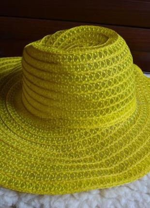Яскравий капелюх панама від сонця.