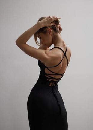 Вечернее черное платье миди с открытой спиной