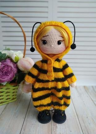 Кукла в костюме пчелки1 фото