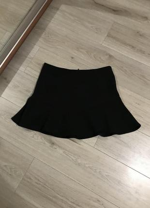Трендовая базовая чёрная юбка с рюшиками6 фото