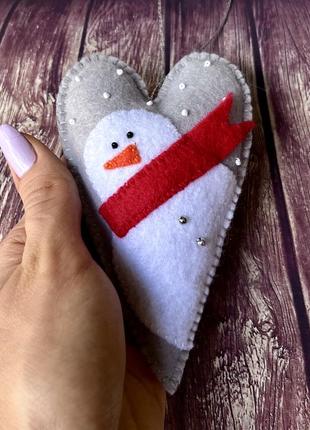 Новогодняя игрушка на ёлку "снеговик" из фетра, фетровое сердечко1 фото
