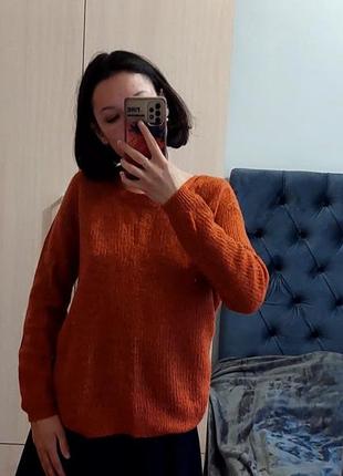 Светр з гарною спинкою