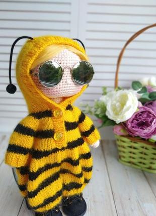 Кукла в костюме пчелки4 фото