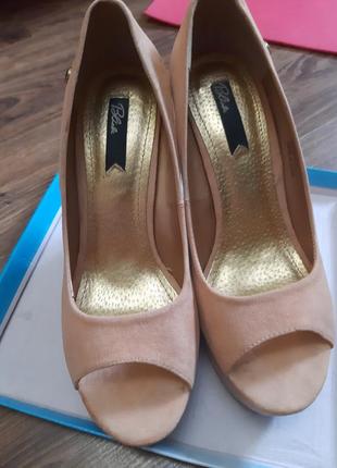 Летние открытые туфли на высокой танкетке