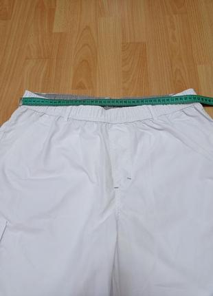 Белые спортивные шорты с карманами карго5 фото